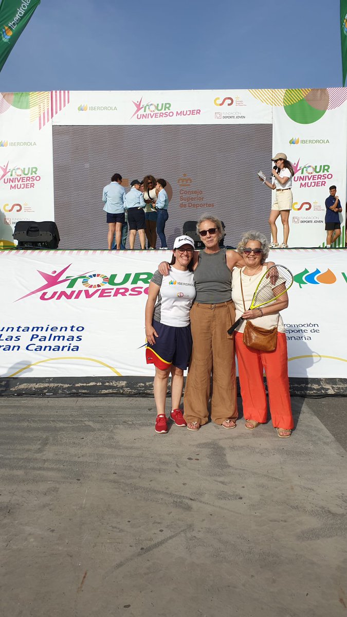 Gran fin de semana en las Palmas gracias a Tour Universo Mujer e @iberdrola donde la RFES estaba representada por Elena Sánchez , Magdalena Peña y Paloma González ! Gracias! 💚💜 #SquashSpain #SquashEsp