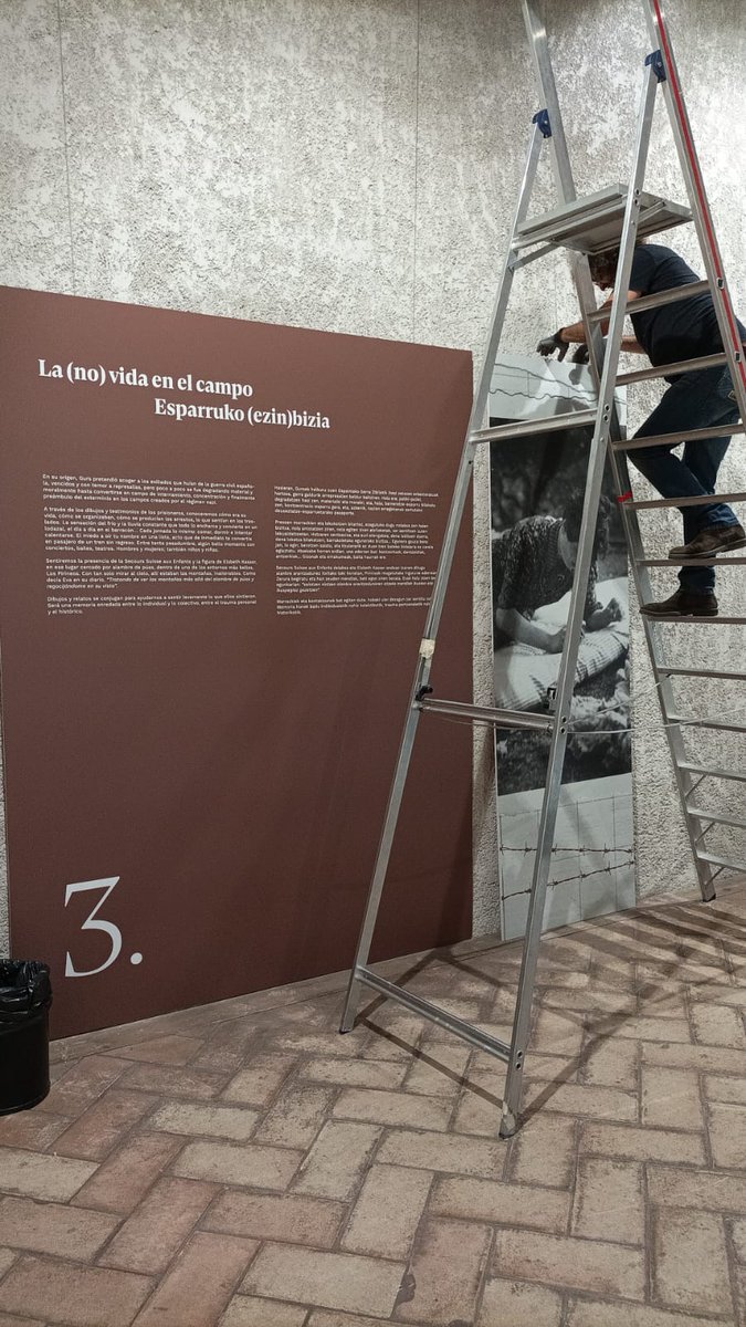 Montando la exposición 'La vida entre alambradas' en recuerdo de los miles de republicanos españoles internados en el campo de Gurs. Una aproximación a través de los dibujos y de los testimonios que nos legaron, custodiados por la enfermera Suiza Elsbeth Kasser