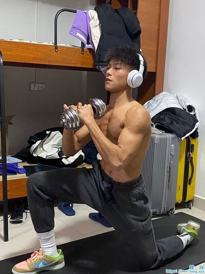 Deshisexs's tweet photo. 黑皮体育生帅哥，身材一级的棒   #体育生

#鸭头 反差男孩线下可🈷 
👬1和0都有可以先看照片预约 
#联系 评论区获取私信方式 https://t.co/6yJrfLq03x