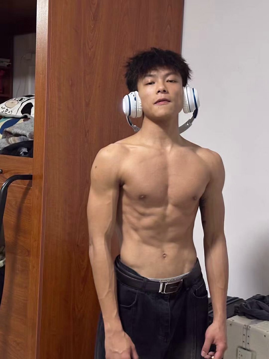 Deshisexs's tweet photo. 黑皮体育生帅哥，身材一级的棒   #体育生

#鸭头 反差男孩线下可🈷 
👬1和0都有可以先看照片预约 
#联系 评论区获取私信方式 https://t.co/6yJrfLq03x