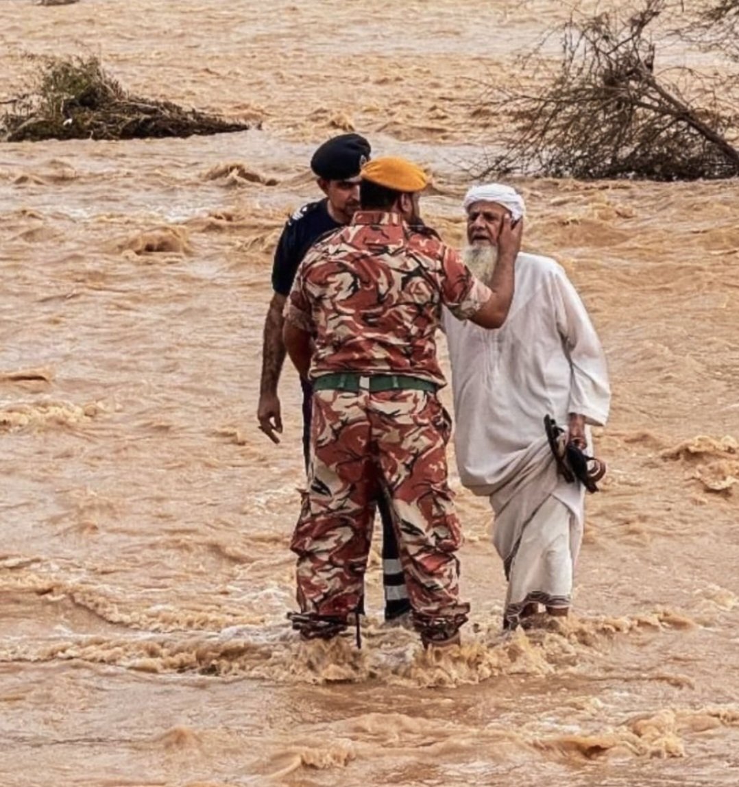 الى مجلس الورزاء الموقر الرجاء النظر  بزيادة رواتب رجال عمان البواسل الاشاوس  .رجال الأزمات والمحن .هم من نراهم يعرضون أرواحهم للخطر في كل نائبة ..ألا يستحقون ان ترفع رواتبهم؟ جميع من بالسلك العسكري  شرطة او قوات مسلحة .#منخفض_المطير
