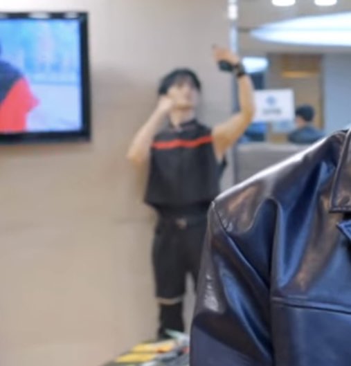 셀카 찍는 마크