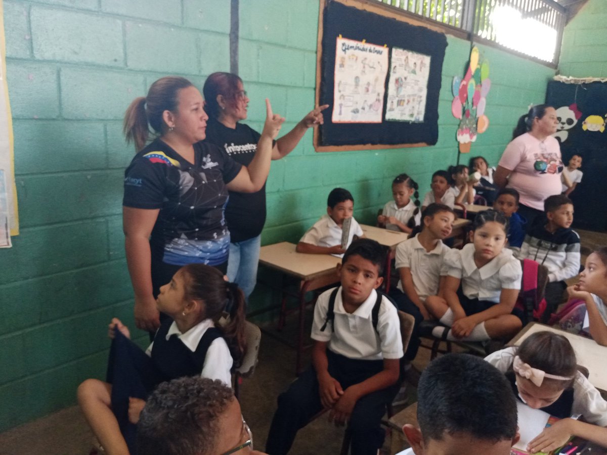 Infocentrolara1's tweet photo. #EnFotos facilitadores del estado, abordan la escuela María Angélica Lusinchi, con taller formativo sobre los fundamentos de la robótica educativa.  impartidos a estudiantes de preescolar hasta 3 grado.
@Gabrielasjr 
@cytdanmarys 
@luisinfoVen 
@InfocentroOce 
@BrigadasCHCH https://t.co/H5dA9qeN20