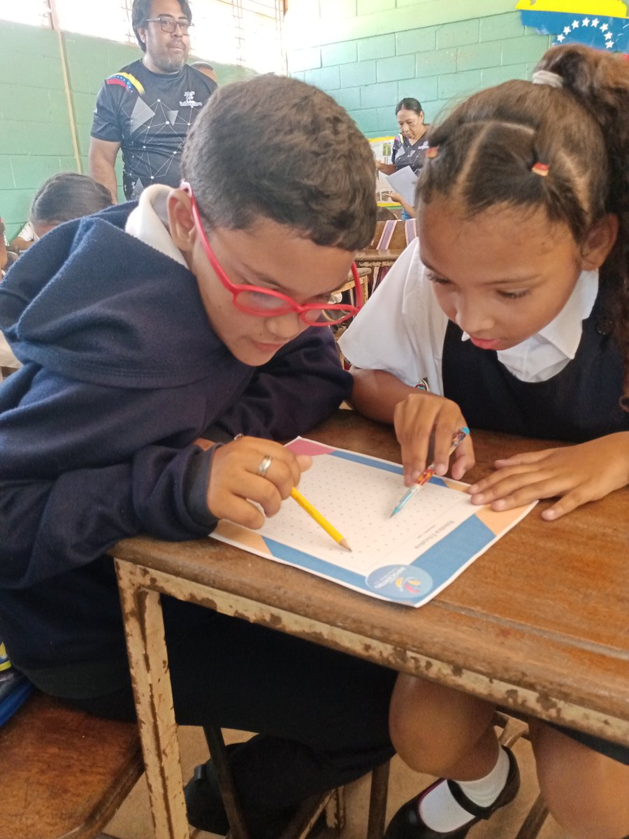 Infocentrolara1's tweet photo. #EnFotos facilitadores del estado, abordan la escuela María Angélica Lusinchi, con taller formativo sobre los fundamentos de la robótica educativa.  impartidos a estudiantes de preescolar hasta 3 grado.
@Gabrielasjr 
@cytdanmarys 
@luisinfoVen 
@InfocentroOce 
@BrigadasCHCH https://t.co/H5dA9qeN20