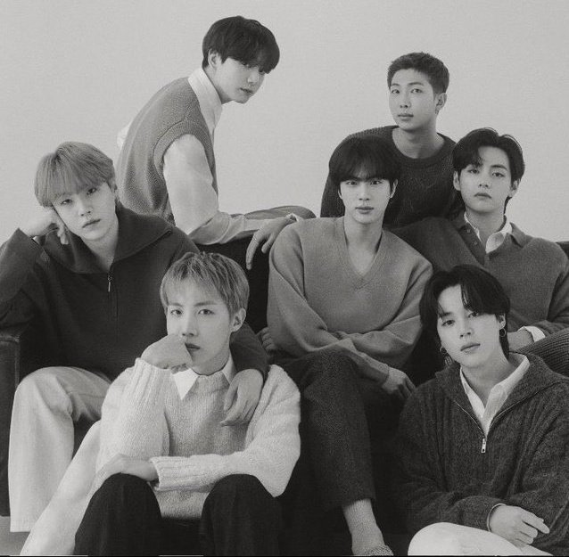 ARMYBogotaCol's tweet photo. HAS RT Y CONTESTA CON LO DE ABAJO ⬇️

BTS IS COMING
ETERNAL YOUTH
MONOCHROME IS COMING
#MNCR #MNCR_Logistics https://t.co/f0D9CDvVKH