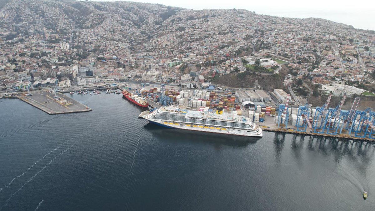 Puerto Valparaíso concluye temporada de cruceros con un aumento del 30% en cantidad de visitantes. Autoridades junto con representantes del sector hotelero y turístico realizaron un balance positivo sobre el desarrollo del periodo que termina. Más info➡️ qrcd.org/4zjX
