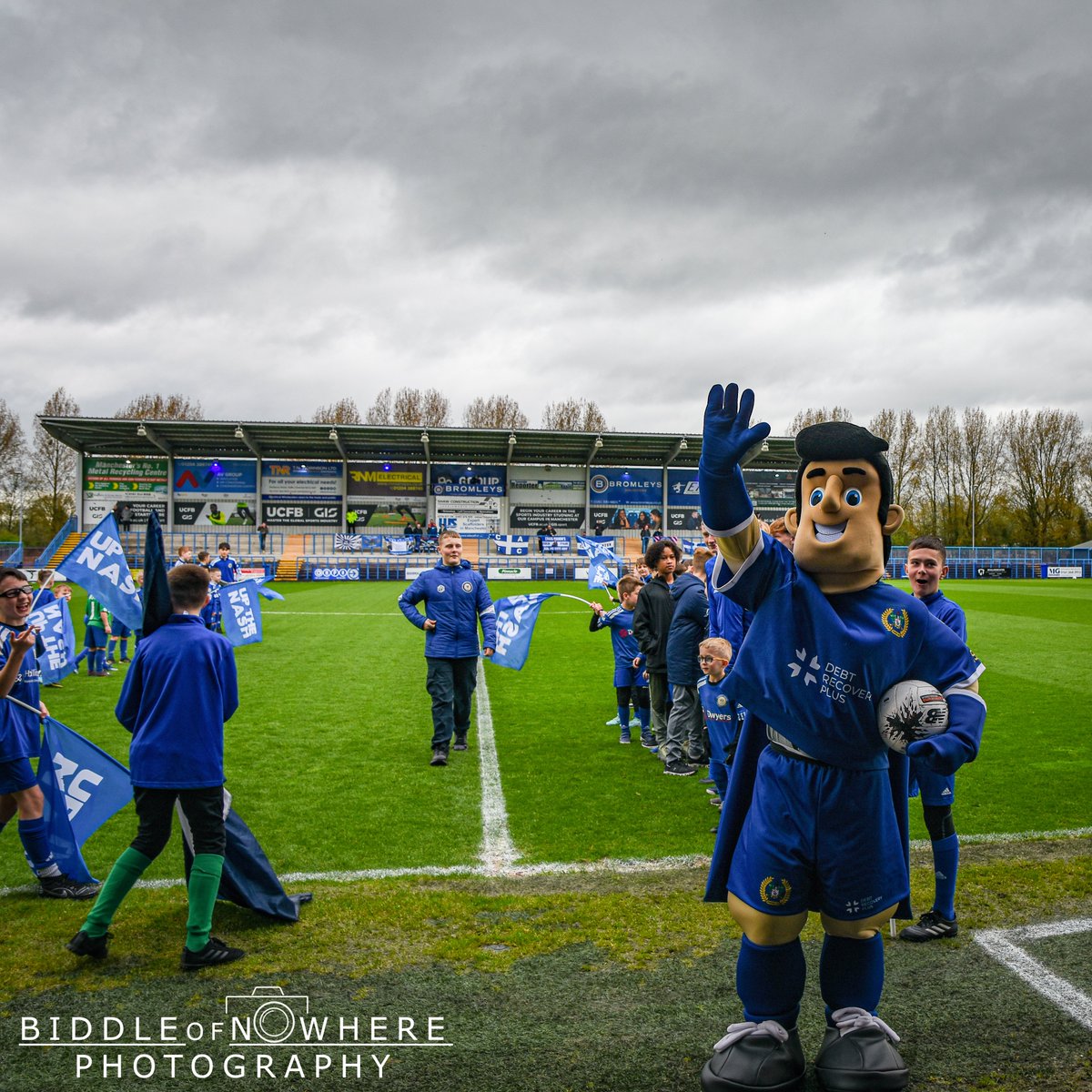 Congratulations to Lucas Carr who was our @CurzonAshton 'Commununity Captain' for the season as part of the @PLCommunities campaign. Lucas recieved his Armband, Pennant and Print from former @premierleague player @trevor8sinclair prior to kick off  on Saturday (1/2)