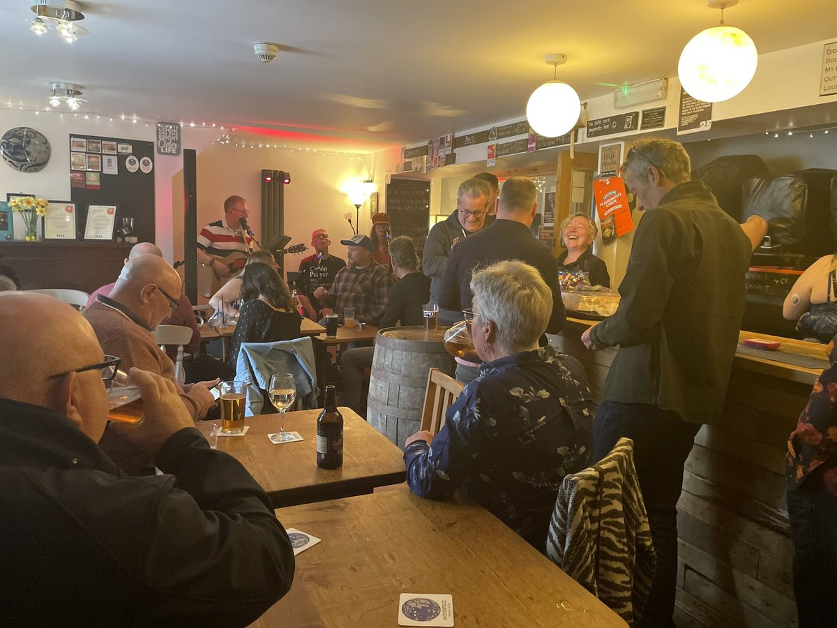 I sometimes visit this super little microbrewery pub on a Sunday afternoon. Yesterday they were packed out with a fun band, 5 gravity fed beers in action. Very tasty. Great to see places getting things right and thriving 👌 The Moonface Brewery and Tap, @oldmudgie