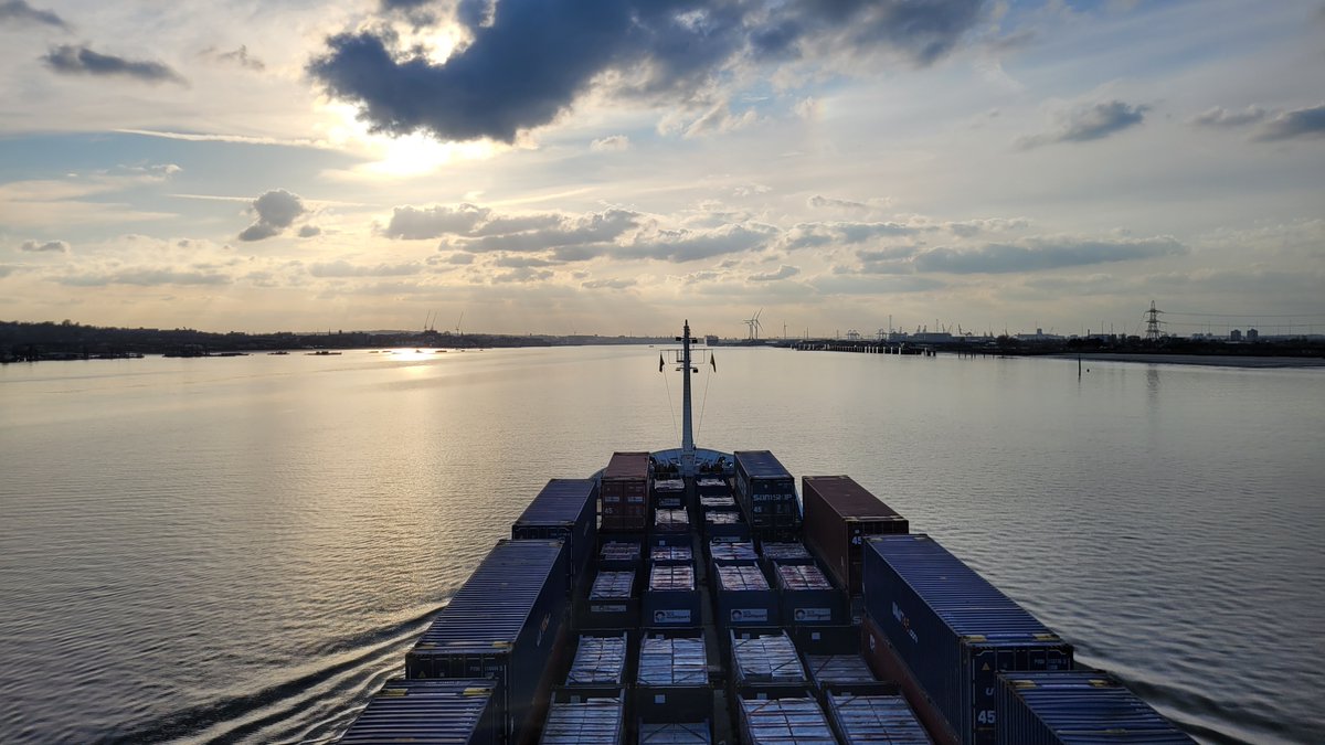 In the past 7 days, more than 230 vessels called in the Port of London. 

➡️ hubs.la/Q02sQTyz0

Photo by PLA Pilot Jack Daly

#KeepingTradeFlowing #London #Kent #Essex #ThamesEstuary #TradingThames #RiverThames #PortOfLondon