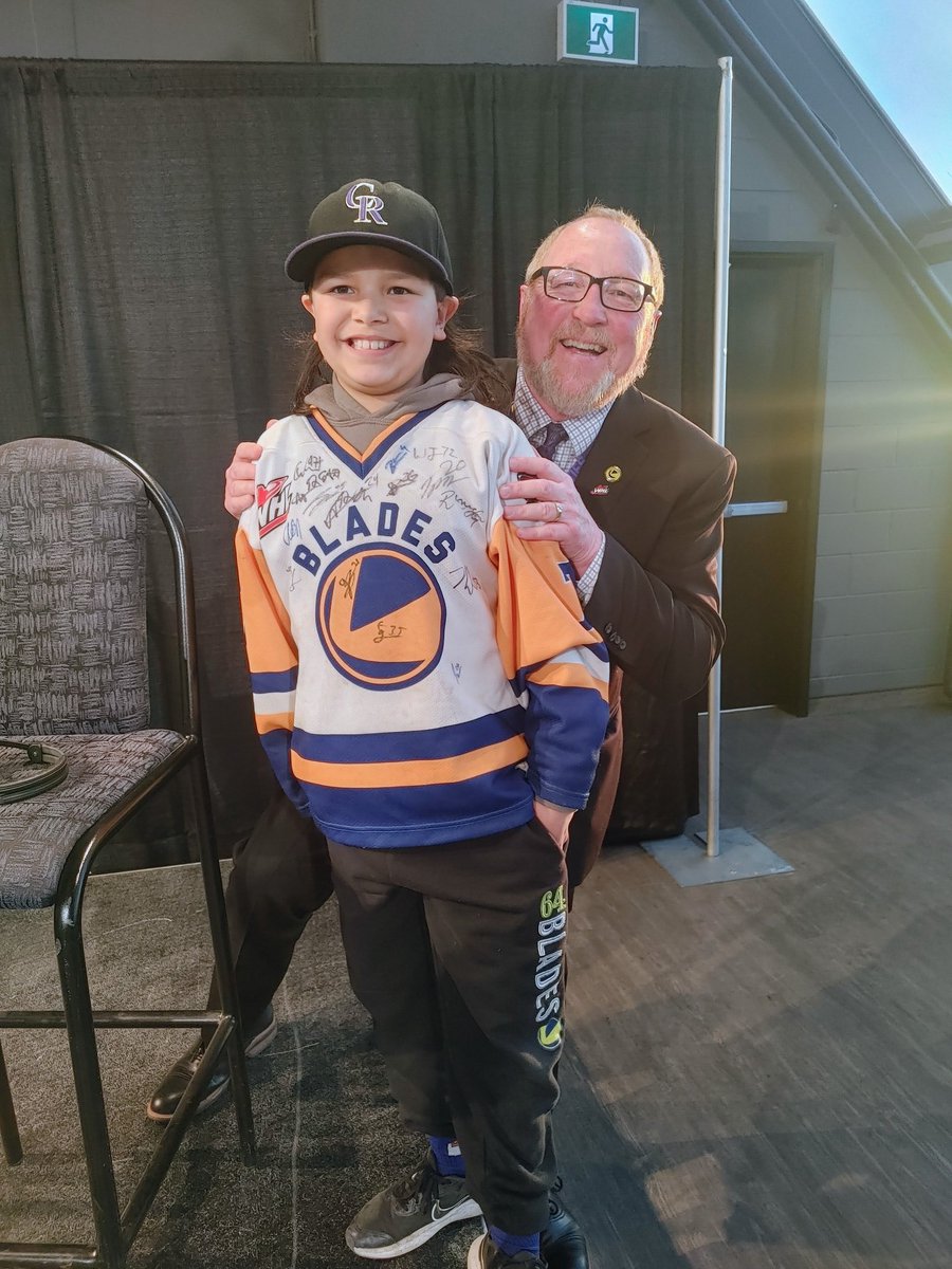 Big_G_09's tweet image. Playoff hockey is the absolute best hockey 👍 #BladeCity #WHLPlayoffs Good luck out on the road fellas 🚌 🍀  Nice to see post game Les 😁 🦡 🐍 🐂 @600CJWW