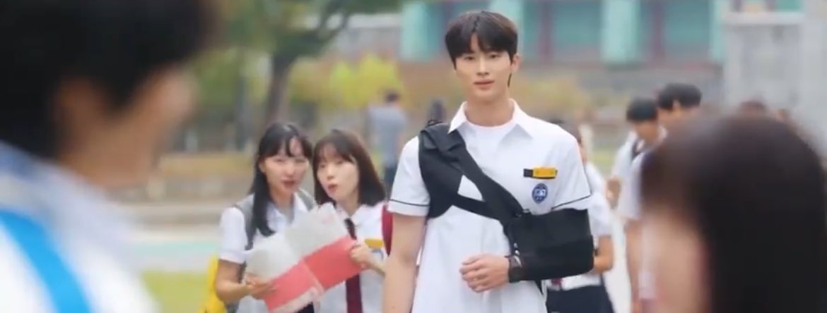 leedoohyuns's tweet photo. sunjae suffering more than jesus and its just 3rd episode 

#LovelyRunner
#LovelyRunnerEp3 https://t.co/zxAvjnE1EW