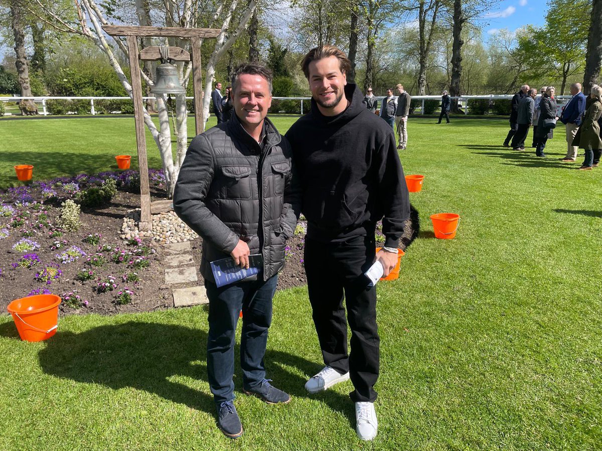 Honorary Coral Racing Club owners @themichaelowen and @chrishughes_22 are ready to cheer Cast No Shadow home! 💙