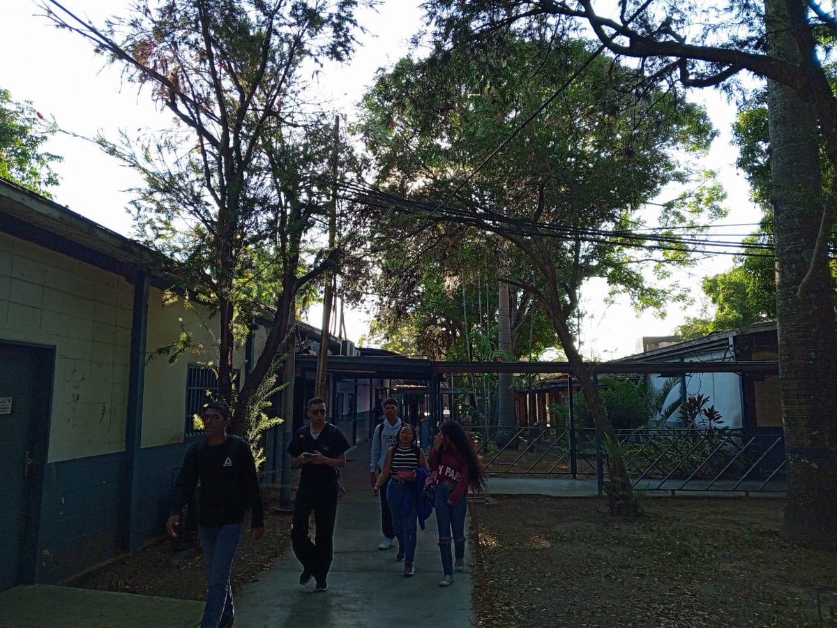 Así amanece hoy la <a href="/FacIngenieriaUC/">Facultad de Ingeniería UC</a> de nuestra amada <a href="/UCarabobo/">Universidad de Carabobo</a>, full estudiantes, comprometidos profesores y los siempre consecuentes compañeros trabajadores.Seguimos en nuestro sincero empeño de formar los mejores profesionales