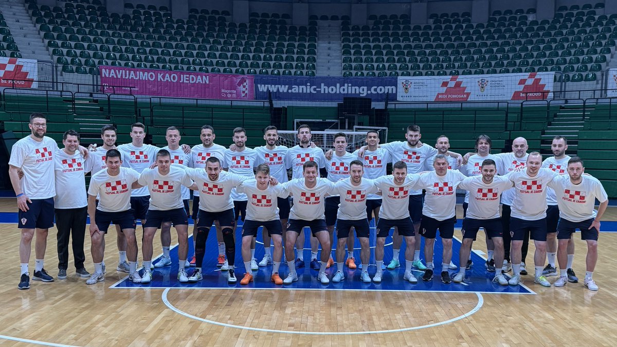 Futsal je zakon! 💪 👕 Posebne majice hrvatskih reprezentativaca na treningu uoči uzvrata doigravanja za #FutsalWC protiv Poljske, sutra u KC-u Dražen Petrović! 🙌 Slijedite i vi taj slogan, bodrite Hrvatsku u utakmici odluke! 🟥⬜️🟥⬜️ 🎟️ bit.ly/HrvatskaPoljsk… #Obitelj