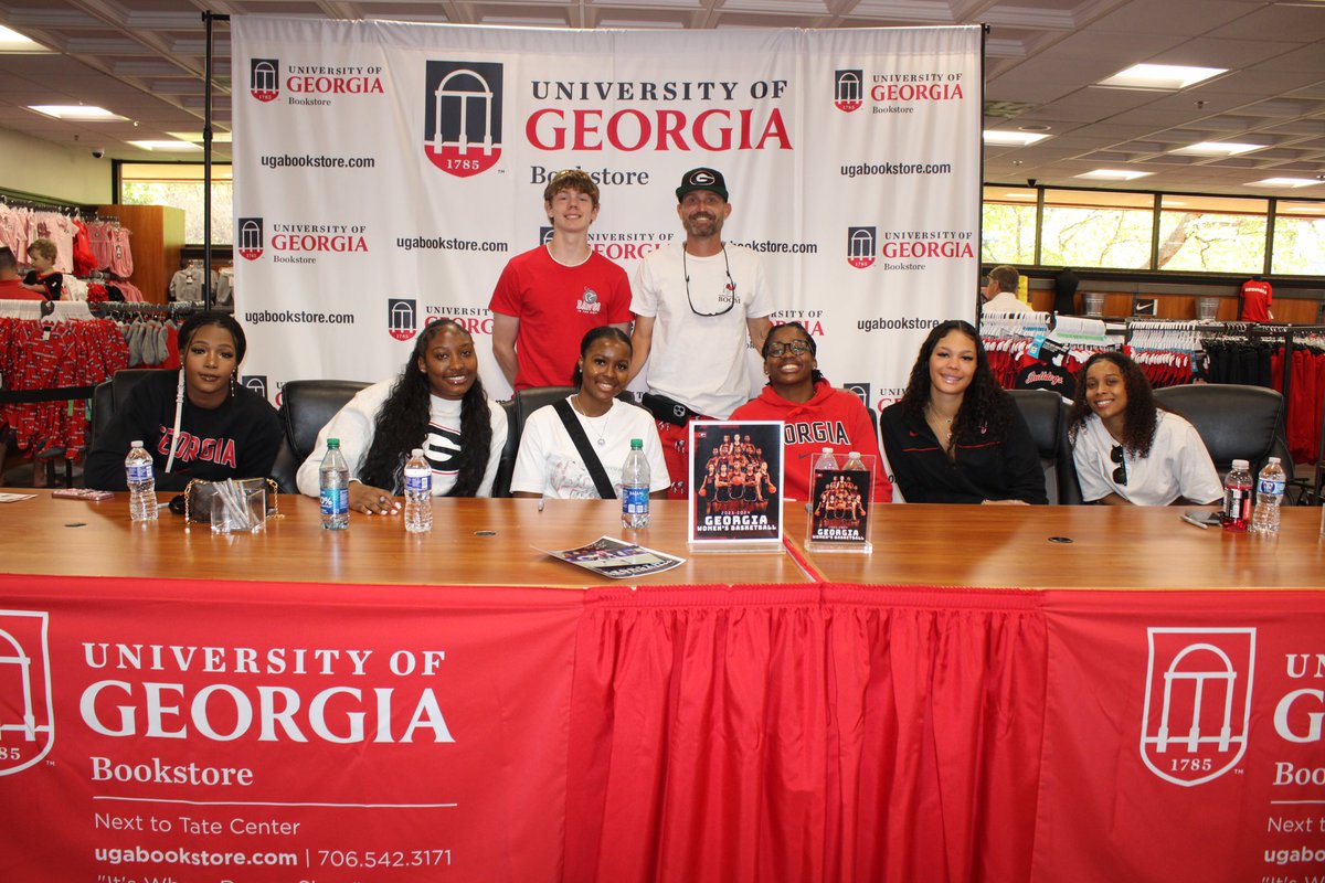 G-day signing w/ the women’s basketball team ✍️ #gday #ugabasketball #autographs #signing #uga #ugafootball #godawgs🏈 #basketball #ugawomensbasketball #dawgnation #ladydawgs