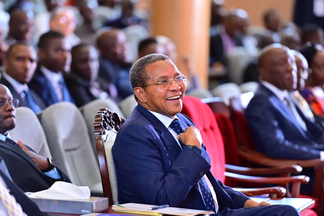 Around 2008, I was privileged among a few University students to spend 3 days with about 10 African Presidents under Smart Partnership Forum. Pres. @jmkikwete promised to do mentorship on retirement, today, he's at @Makerere doing exactly that. A man is as good as his word.