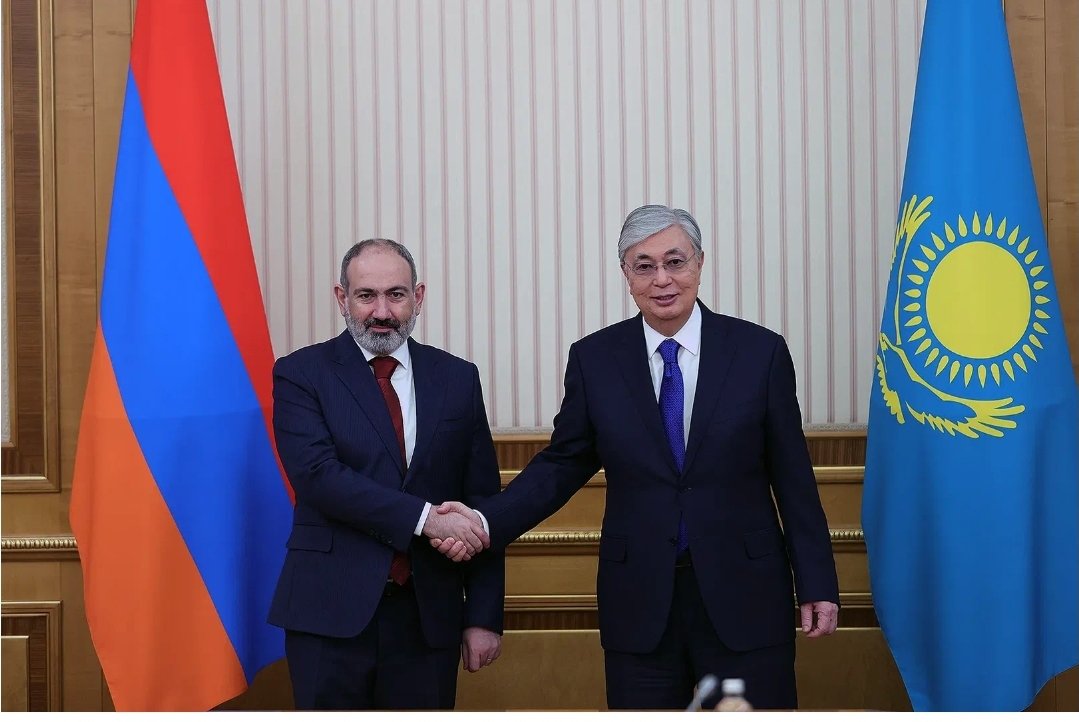 Erivan ve Astana kardeş şehir oldu

🇰🇿Cumhurbaşkanı'nın ermenistan  resmi ziyareti sırasında  Belediye Başkanı Tigran Avinyan ve 🇰🇿 Valisi Zhenis Kasymbek tarafından imzalandı.
Yalancı sözde kardeşlerle değil,🇦🇿 saygı duyan,bizimle arkadaş olmak isteyen ülkelerle dost olmalıyız