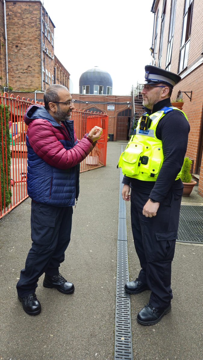 .@bahutrust @sparkbrookWMP joined forces on patrol, diffusing a potentially volatile situation. Reassurance was also provided to residents concerned about recent rise in car crime. Our outreach work continues to build trust within the neighbourhood. #CommunitySafety #partnership