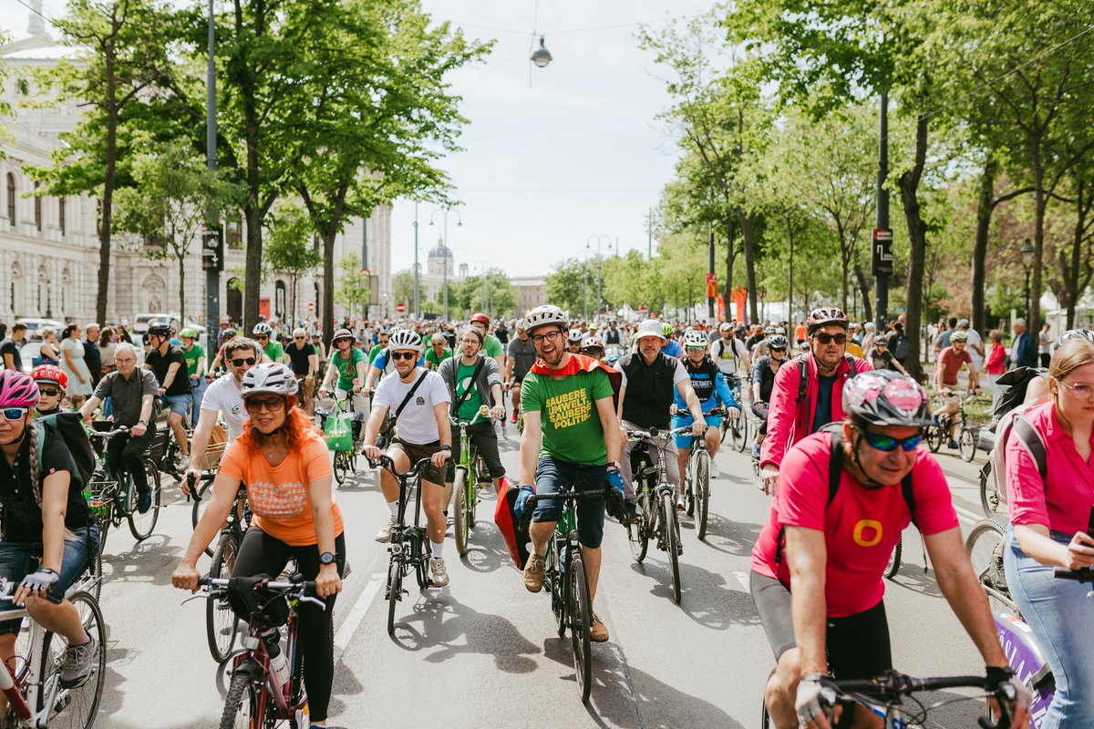 gruenewien's tweet photo. Große 💚 #fahrradliebe 💚
Bei herrlichstem Wetter haben dieses Wochenende Tausende das #BikeFestival, unsere #Radrettung und die #Radparade genossen. Danke an alle, die dabei waren! https://t.co/kMRD5LJ3lJ