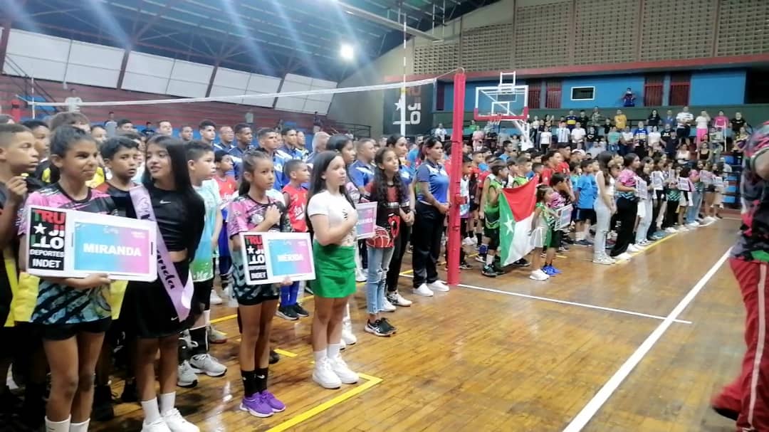 Más de 200 niños estarán participando para convertirse en el campeón de la categoría.

El compromiso se jugará en fase de grupos para luego avanzar a los cuartos de final, semifinal y final.
