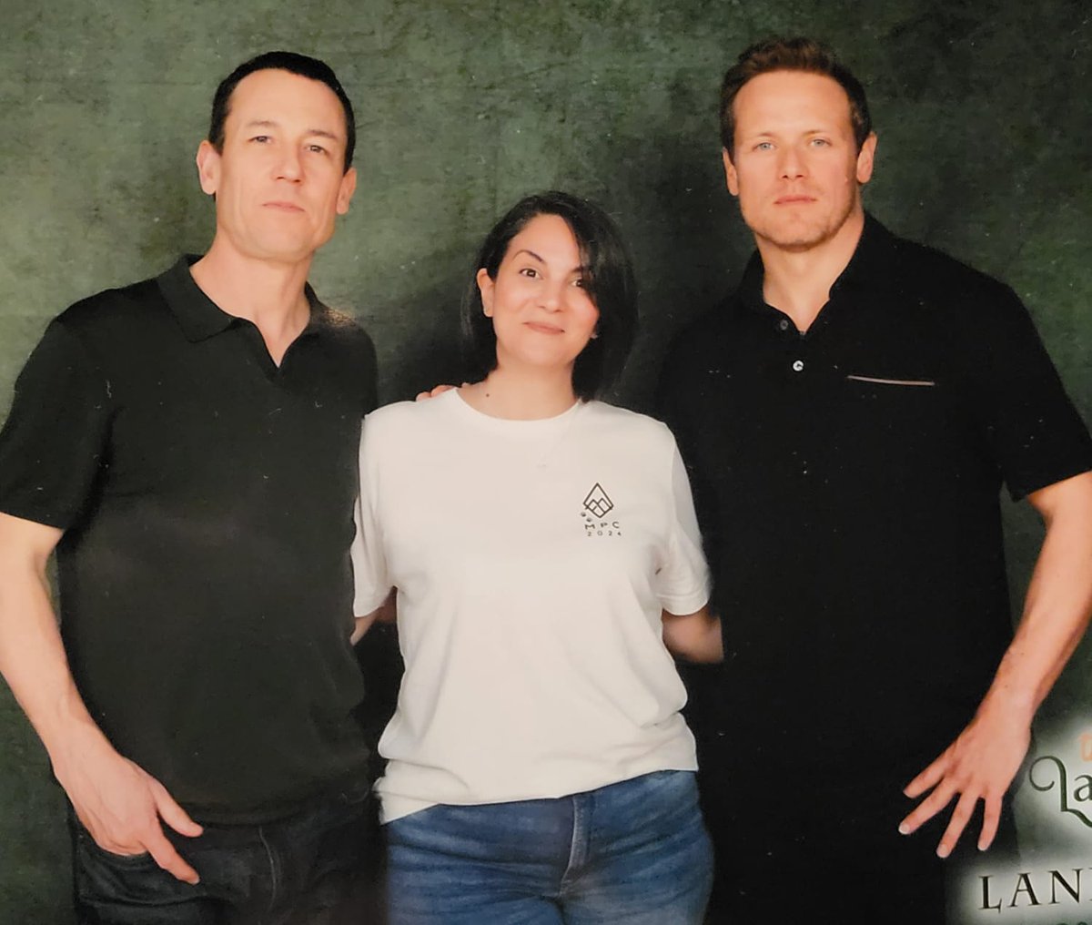 And this ⬇️ happened 🙌🏼 Some people have an aura. A presence, an indescribable presence. These 2 are part of it. So generous, respectful, always a kind word. They gave us everything. THANKS. Sincerely. #FeelingSafe #Outlander #TheLandCon6 @SamHeughan @TobiasMenzies