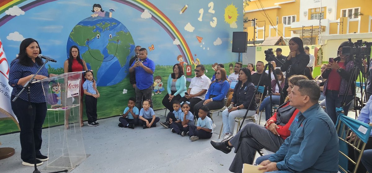 Nuestra alcaldesa @gestionperfecta felicita la iniciativa en materia de rehabilitación de los centros educativos en Caracas, en virtud de que nuestros niños y niñas cuenten con espacios dignos para el aprendizaje #DaleConMaduro
