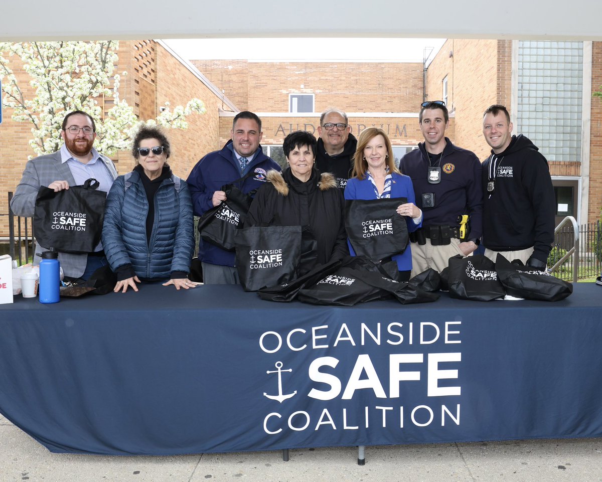Thankful to be part of the growth @OceansideSafe since ‘15 & their work to prevent/reduce alcohol/drug use among youth. 

Councilwoman Laura Ryder and I stopped by their #DrugTakeBackDay to say thanks. 

Looking forward to our next Opioid Overdose training in #NY04.