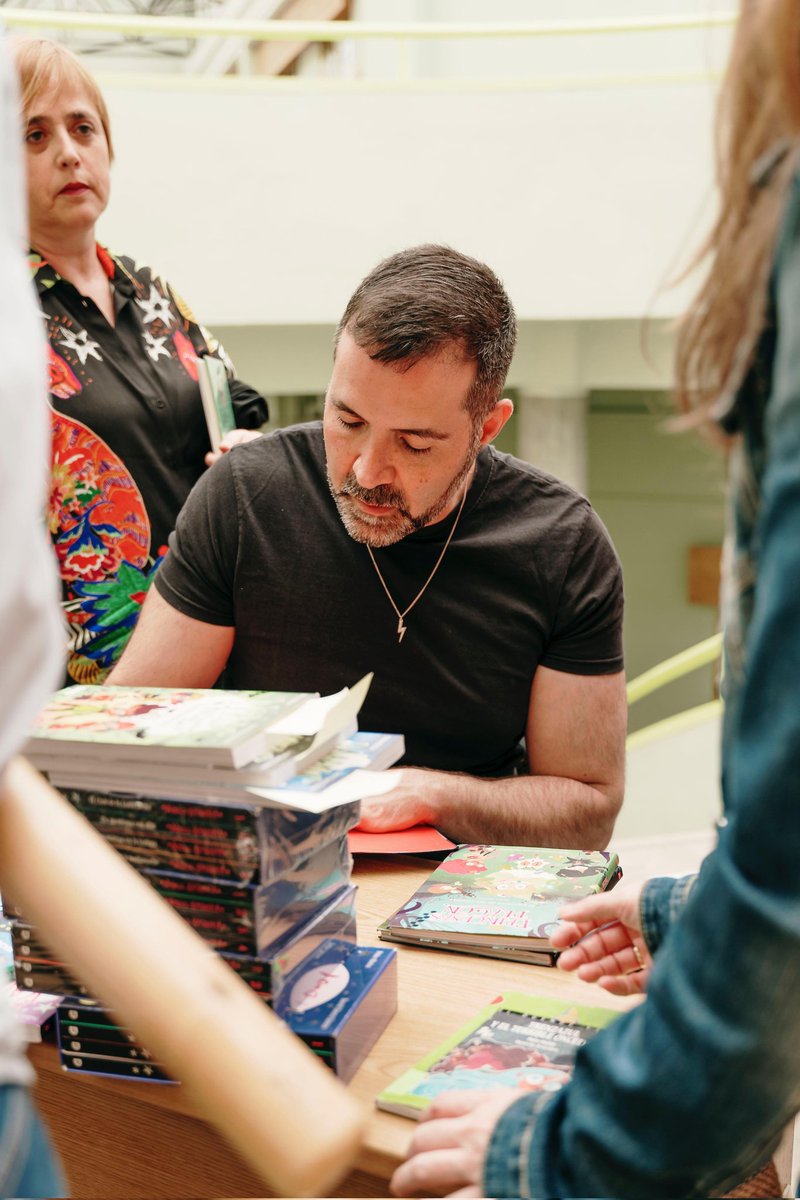 El madrileño <a href="/Pedro_Manas/">Pedro Mañas Romero</a> escritor infantil y juvenil, de obras como '¿Quién soy? El sol' o  'Monstruos', ha estado presente en las jornadas académicas en la Facultad de Ciencias de la Educación <a href="/CanalUGR/">Universidad Granada</a>. 1/4