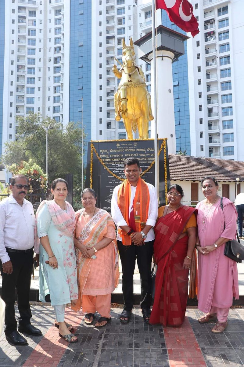 ಕೆದಂಬಾಡಿ ರಾಮಯ್ಯ ಗೌಡರಿಗೆ ಪುಷ್ಪಾರ್ಚನೆ ಕ್ಯಾಪ್ಟನ್ ಬ್ರಿಜೇಶ್ ಚೌಟ,ಅಶ್ವಥ್ ನಾರಾಯಣ ಗೌಡ,ಆಶಾ ತಿಮ್ಮಪ್ಪ ಗೌಡ, ಭಾಸ್ಕರ ದೇವಸ್ಯ, ರಕ್ಷಿತ್ ಪುತ್ತಿಲ, ಶ್ರೀಕಾಂತ್ ಮಾವಿನಕಟ್ಟೆ, ಸಮಾಜ ದ ಪ್ರಮುಖ ರಿಂದ💐
#Kedambadi #Vokkaliga #Gowda #Mangalore #Mangaluru #Puttur #GuddeMane