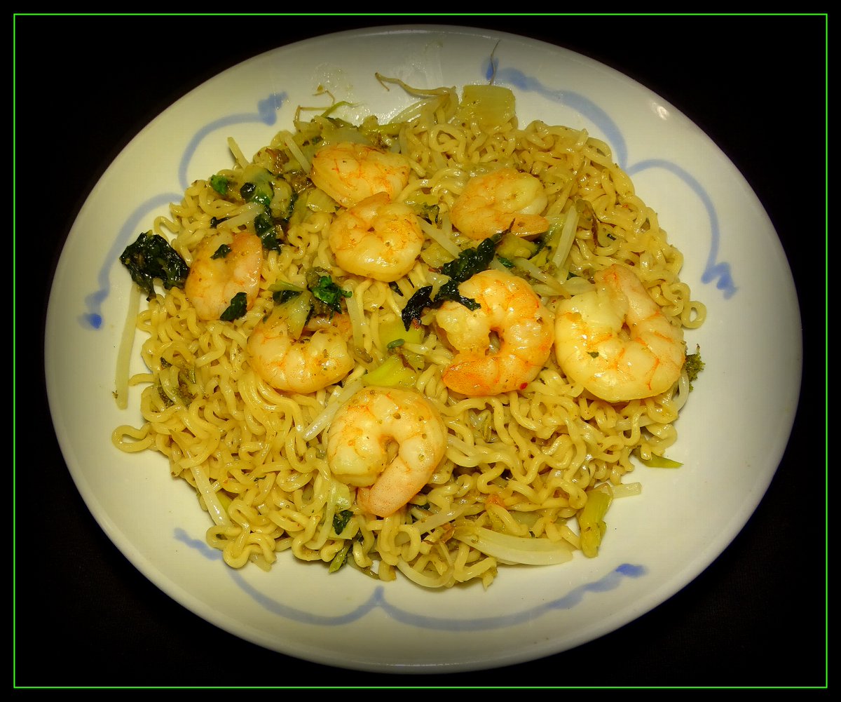 Shrimp Pancit #dinerinmymind #homecooking #food #cookingathome #filipinofood #shrimp #pancit #noodles #onions #garlic #beansprouts #bokchoy #celery