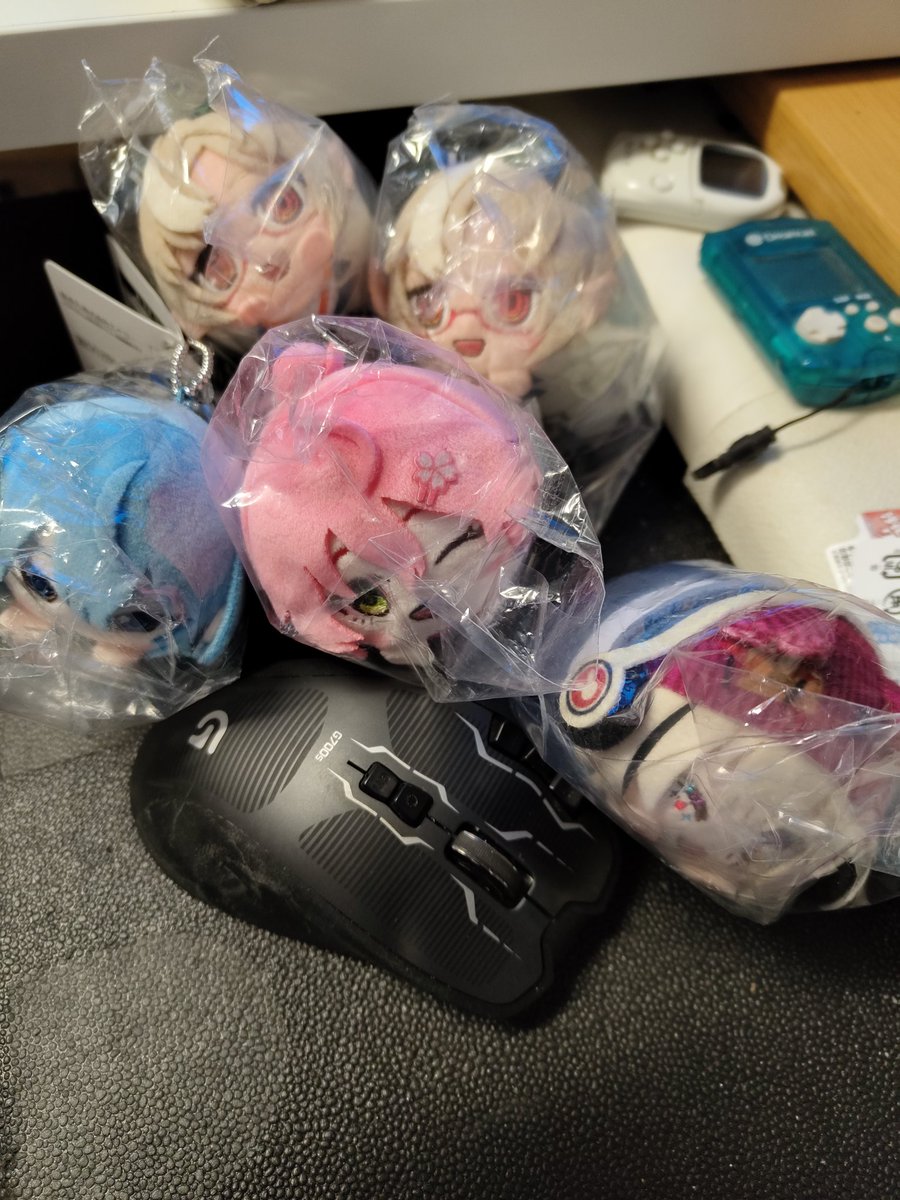 さくらみこ ,不知火フレア 「荷物整理してて気がついた、もちころくじの団長未所持の可能性(;'Д`)<ど」|近衛悠のイラスト