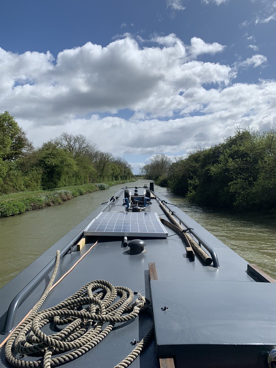 Crabbin my way along the grand Union canal in 40mph winds. When I eventually moor up, I’m getting drunk!
#boatlife #storms