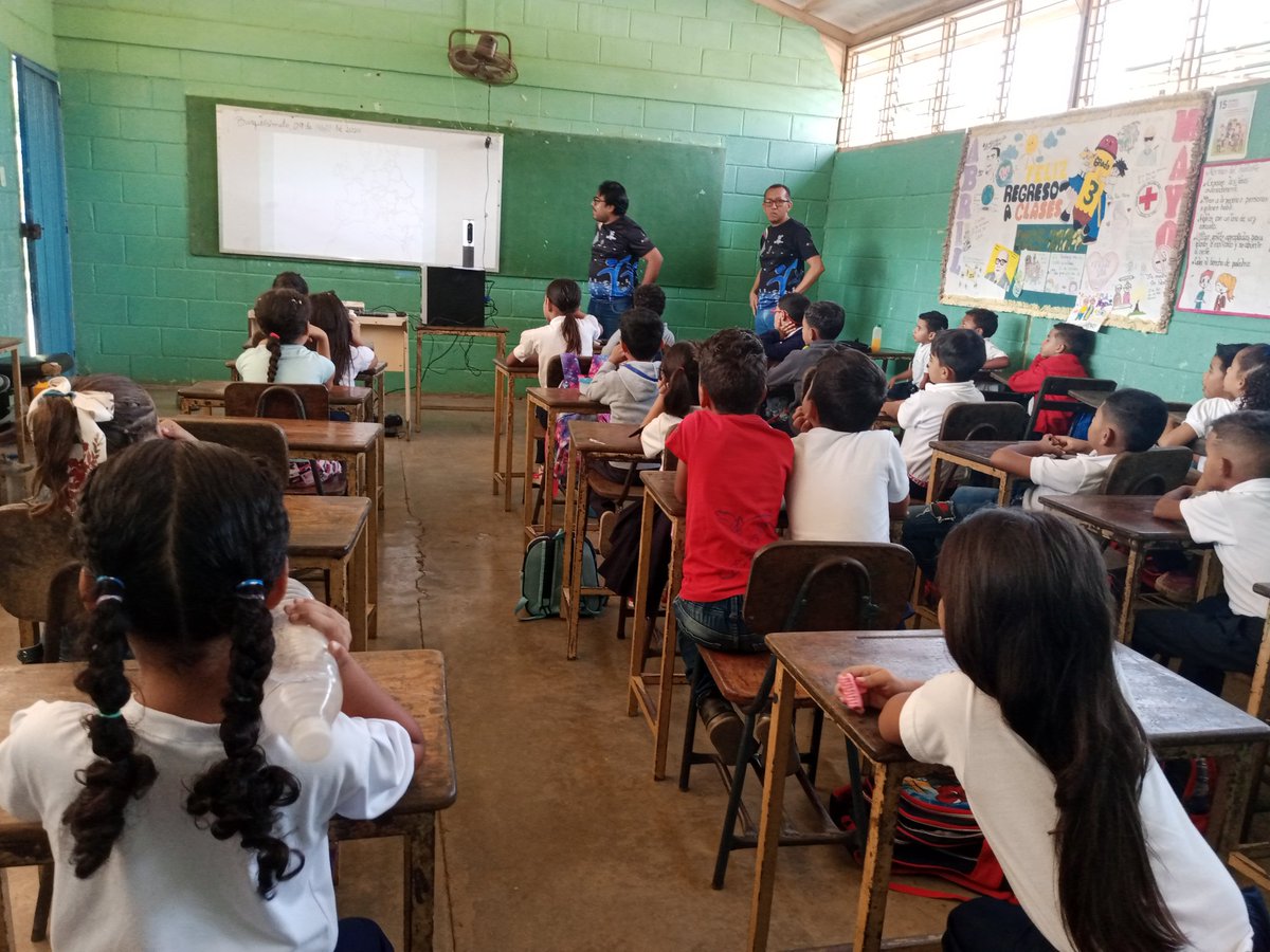 Infocentrolara1's tweet photo. #15Abr en infocentro del estado Lara, facilitadores junto a la coordinación de Formación, tecnología y e infraestructura dicta taller sobre los fundamentos de la robótica en la U.E Mariangelica Lusinchi. 
@Gabrielasjr 
@cytdanmarys 
@luisinfoVen 
@BrigadasCHCH https://t.co/KUFSamyI13