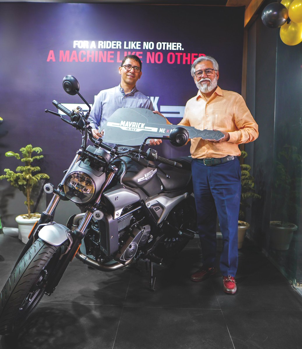 HeroMotoCorp's tweet photo. Today, April 15, 2024, the much-awaited Mavrick 440 customer deliveries commenced across India. 
Dr. Pawan Munjal, Executive Chairman, Hero MotoCorp handed over the bikes to 3 lucky customers through specially-curated events at  the Hero Premia outlet and DLF Cyber Hub, Gurugram. https://t.co/QLgS21yaTu