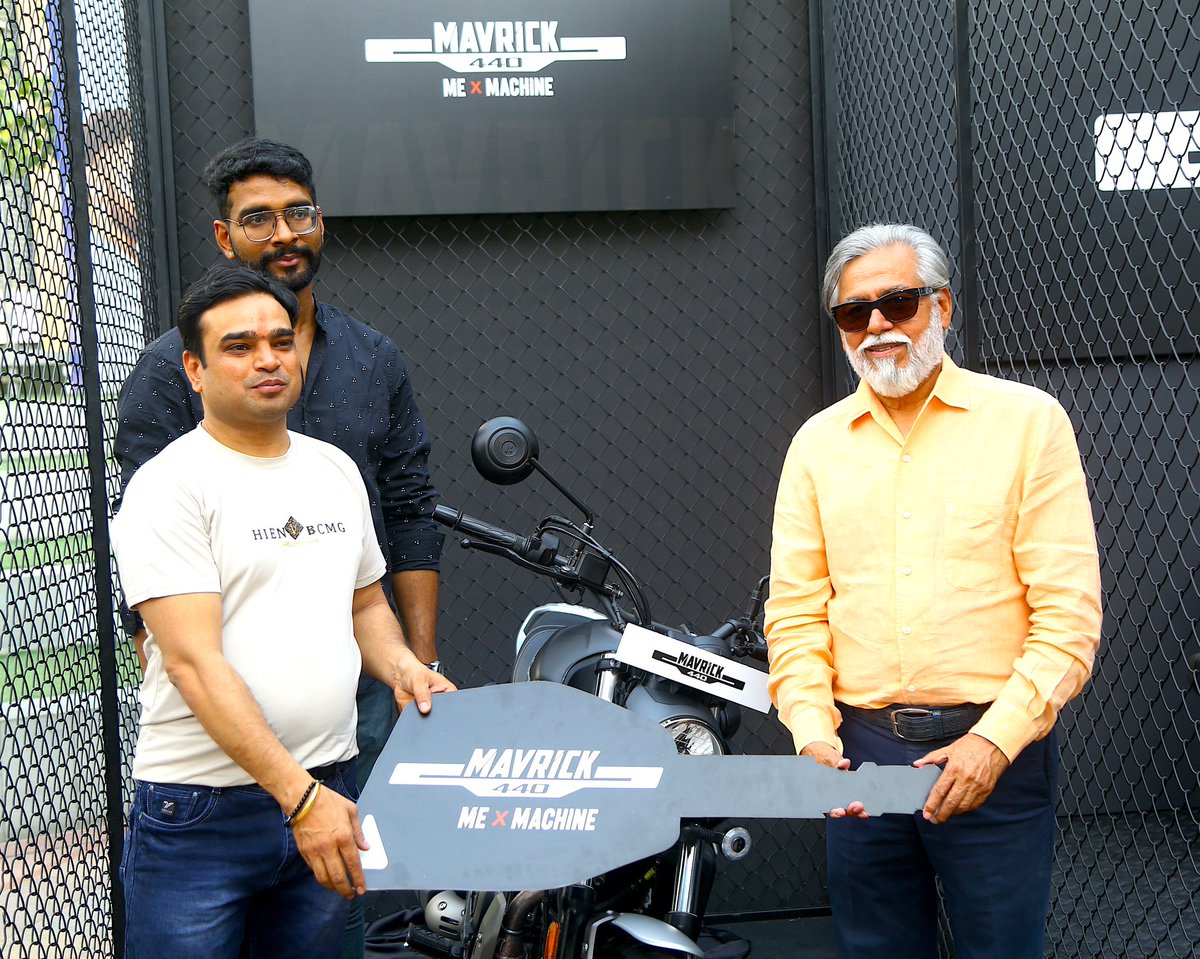 HeroMotoCorp's tweet photo. Today, April 15, 2024, the much-awaited Mavrick 440 customer deliveries commenced across India. 
Dr. Pawan Munjal, Executive Chairman, Hero MotoCorp handed over the bikes to 3 lucky customers through specially-curated events at  the Hero Premia outlet and DLF Cyber Hub, Gurugram. https://t.co/QLgS21yaTu