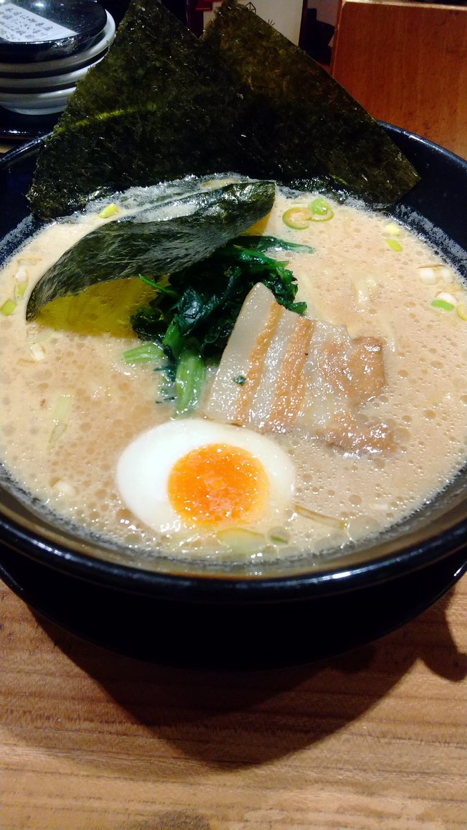 おつかれさまです。 なんとなくオリオン餃子へ 豚骨しょうゆラーメン ほうれん草が気持ち多かった気がします。 なんだか元気出ました💪 ご馳走さまでした🙏 #オリオン餃子