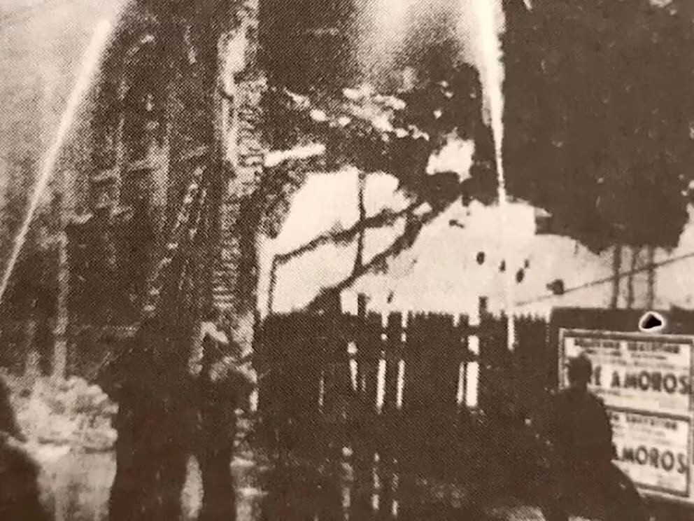 El 15 de abril de 1953 tuvo lugar uno de los días más violentos en la historia política de la Argentina. Ese día, mientras el presidente Juan Domingo Perón daba un discurso desde el balcón de la Casa Rosada un grupo terrorista formado por militantes de partidos opositores,