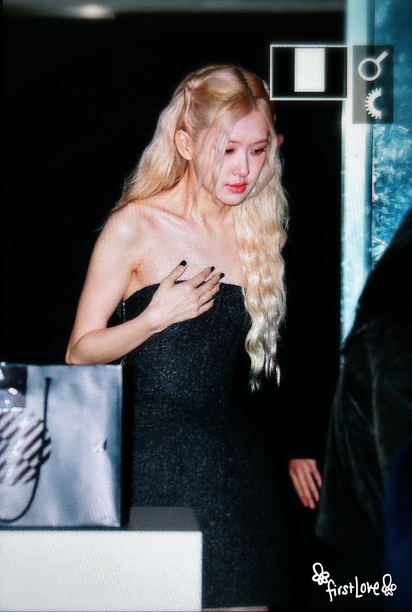 240415 RIMOWA 퇴근

채영이 오늘 넘예😭😭 조심히가 🖤

 #ROSÉxRimowa #로제 #ROSÉ