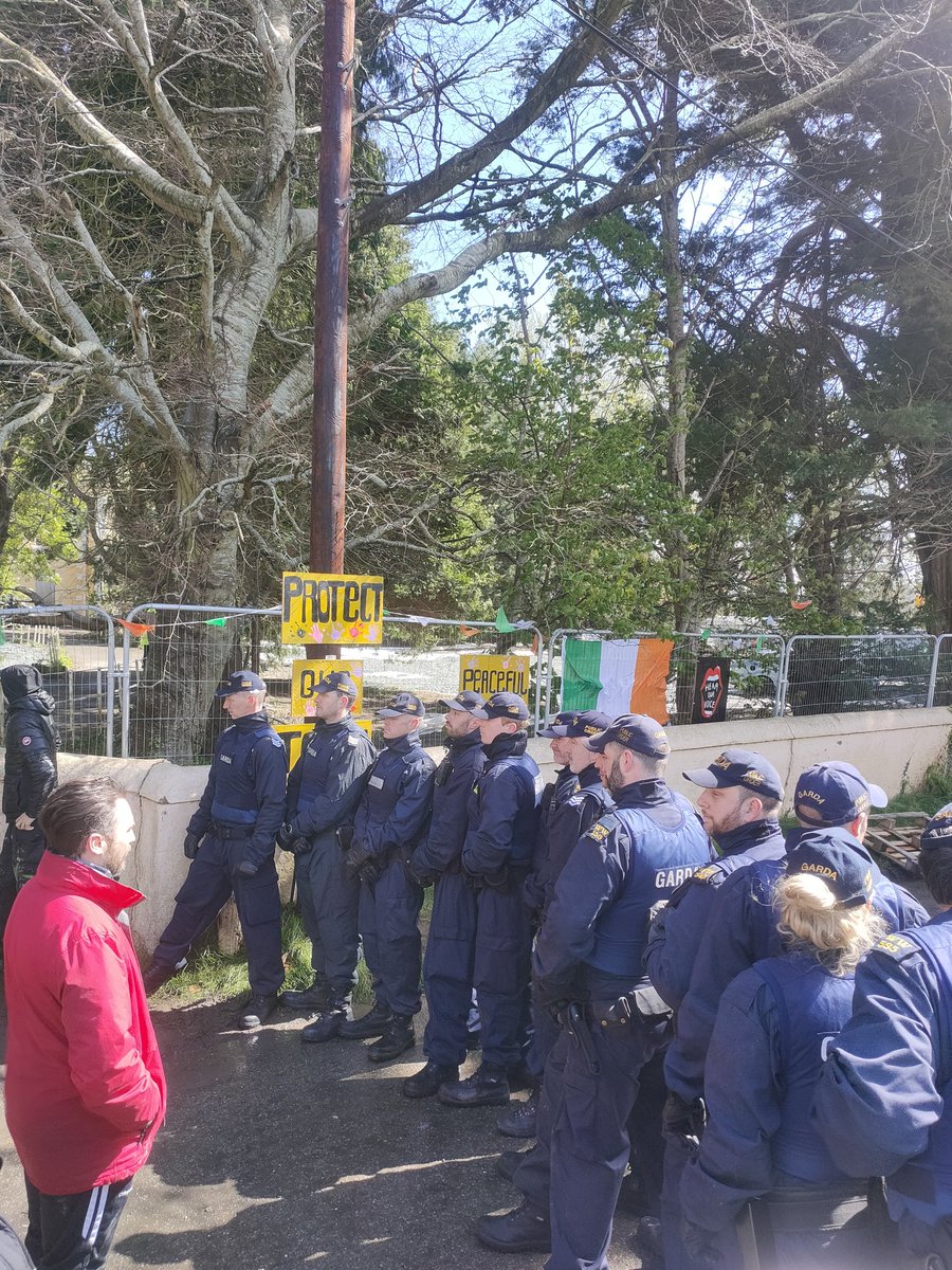 #newtownmountkennedy right now. Portacabins being installed by masked men under the protection of a Garda riot squad. I don't live in Newtown which means I'm free to leave. Free to get on with the rest of my day. But the heartbroken people here don't get to leave. This is…