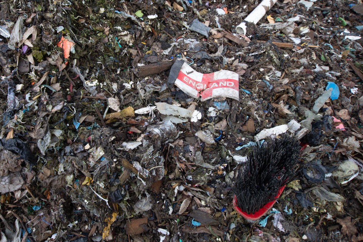 Discarded 🏴󠁧󠁢󠁥󠁮󠁧󠁿 flag in Hoad’s Wood, Kent sitting atop 27,000 tonnes of illegally dumped landfill waste, tarnishing an ancient #bluebell haven & treasured #SSSI. Show some pride in our national heritage, #rescuehoadswood NOW! 🌱 🚨Sign, share & RT: 👉 change.org/rescuehoadswood 👈