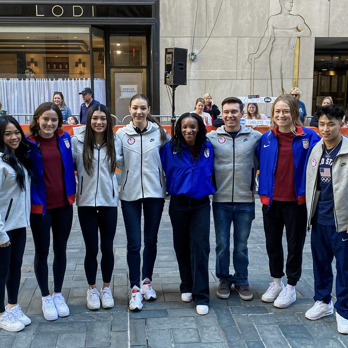 Live from New York, it's Monday morning! It's a Countdown to Paris with the @TODAYshow and @USAGym 🇺🇸