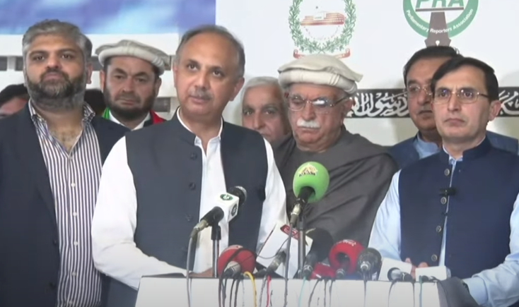 آج کا سیشن بہت ہی ضروری اور جمہوریت کو مضبوط کرنے کیلئے تھا،حکومت حلف لیتے ہی وہاں سے بھاگ گئی، ہم محب وطن لوگ ہیں اس ملک میں آئین و قانون کی حکمرانی چاہتے ہیں، 9 مئی پر ایک آزاد کمیشن بنایا جائے، عمر ایوب۔۔۔!!!