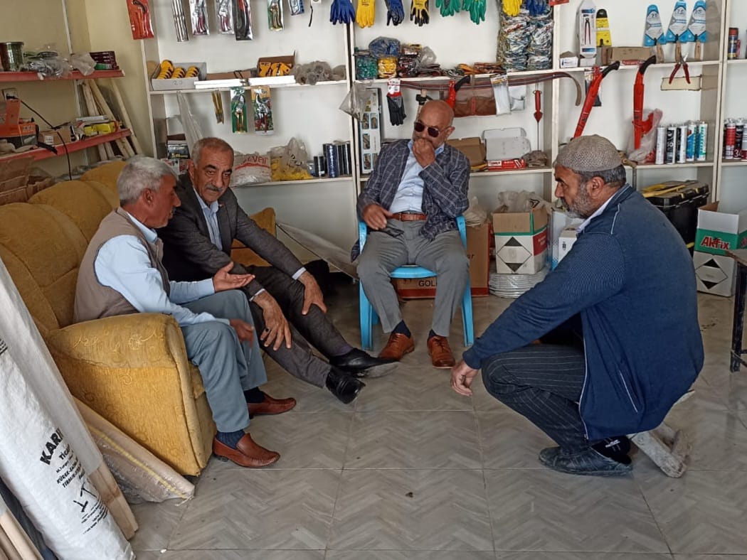 Hilvan'ın samimi güler yüzlü esnaflarıyla muhabbet ettik. 
Kadim dostluğumuzu ebedileştirdiğimiz esnaf ve değerli hemşerilerimin kazançları hayırlı ve bereketli olsun.