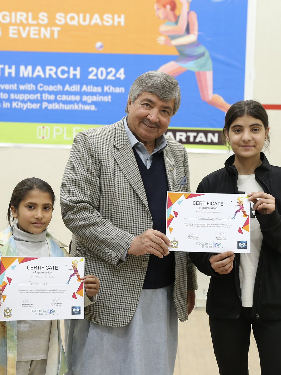 Amazing to see 🇵🇰 Pakistan squash legend Qamar Zaman showing his support for women and girls in squash at the @noorenashams Foundation free coaching clinic in Peshawar Find out more ⬇️ worldsquash.org/pakistans-noor…