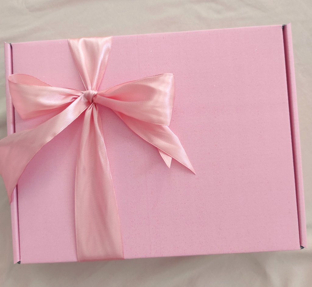 bila nampak ✨pink giftbox✨ ni kan, dalam hati and fikiran you ada tak rasa nak bagi dekat sesapa? 🤭🌷