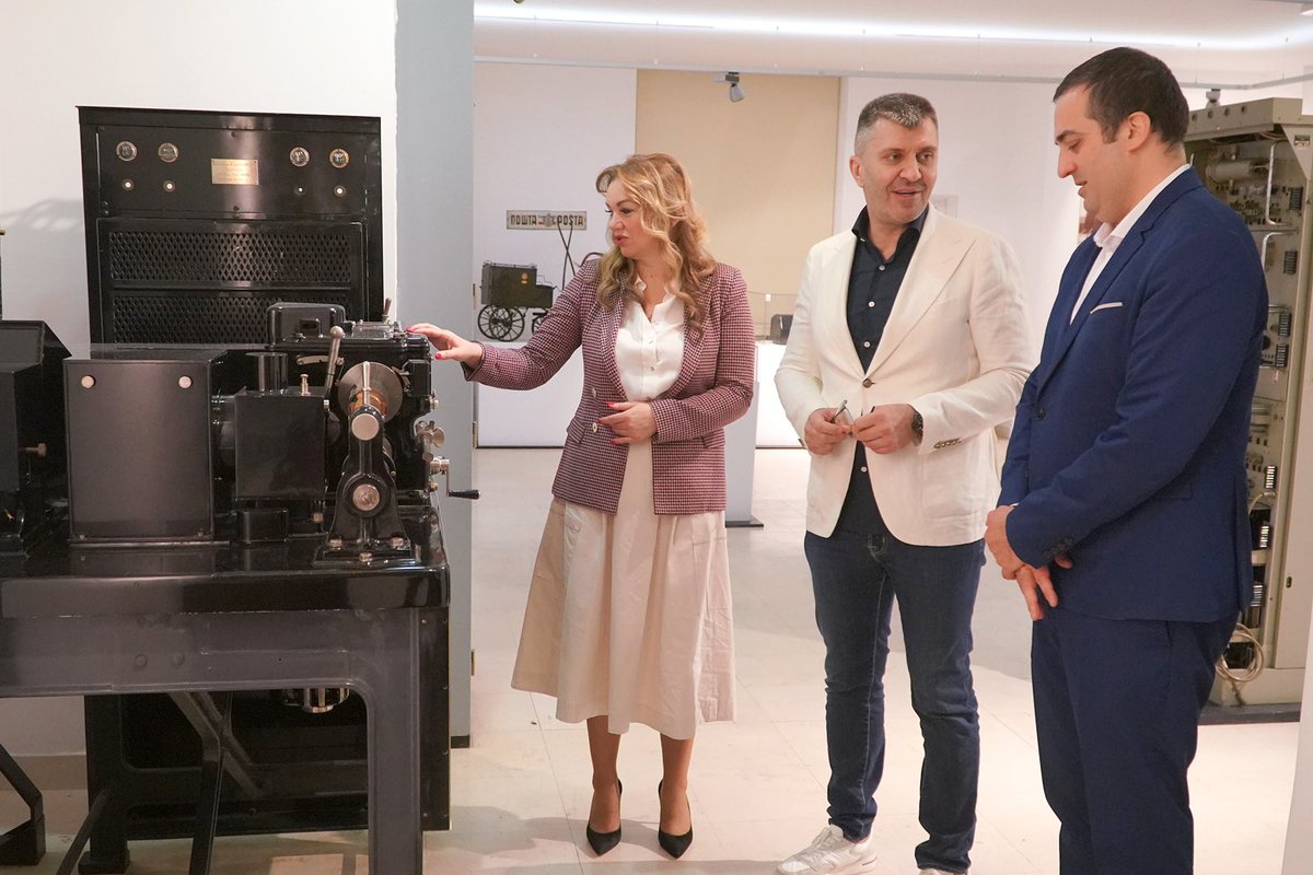 📢Комесарка за избеглице и миграције Наташа Станисављевић и в.д. директор Поште Зоран Ђорђевић у ПТТ музеју, присуствовали су промоцији Доплатне поштанске марке Кров 2024 са циљем да помогне стамбеном збрињавању најугроженијих породица избеглица и ИРЛ куповином домаћинстава. 🏠