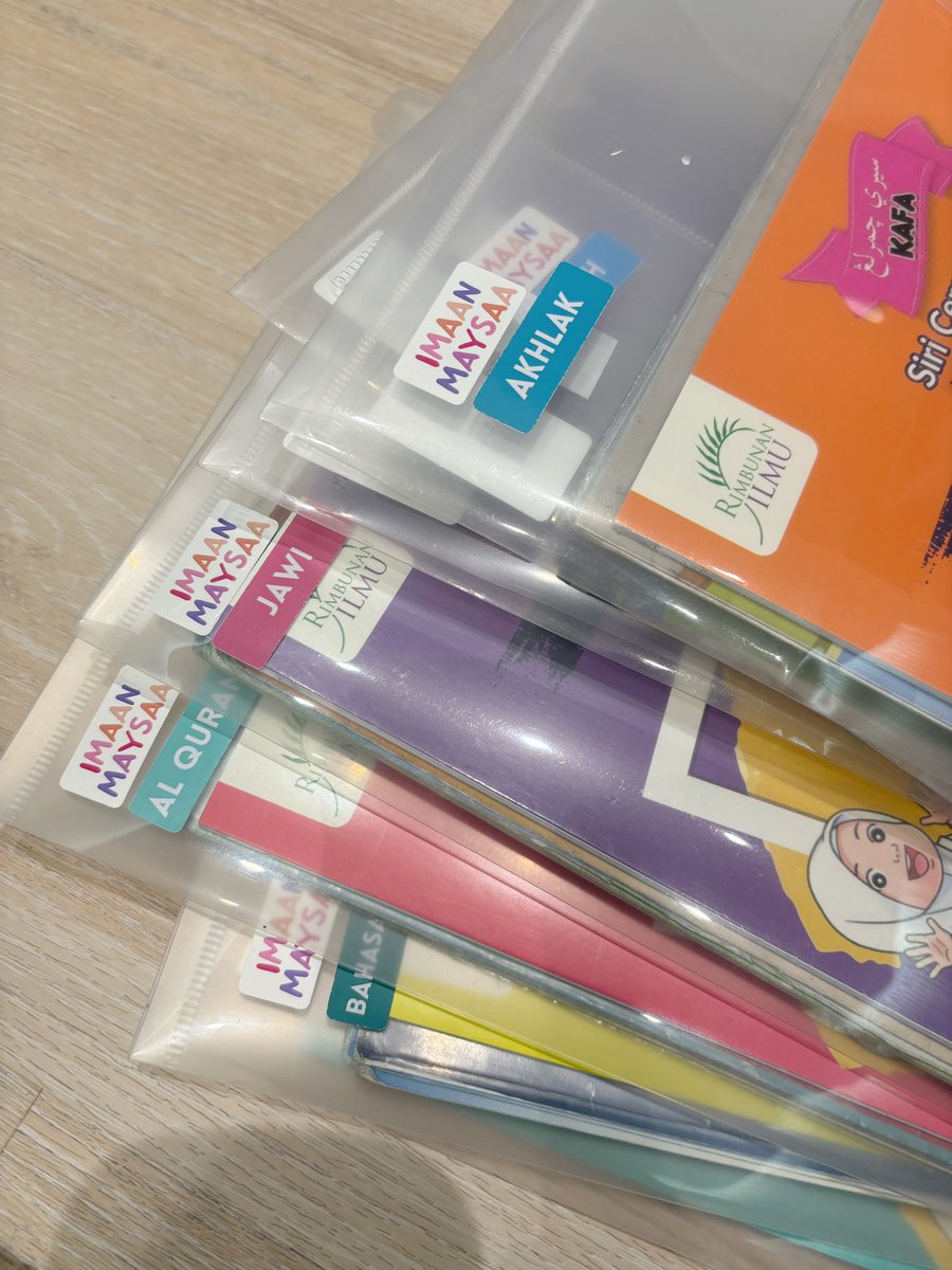 Buat sistem file untuk anak darjah satu. Tampal nama, subjek dan hari. Senang nak buat jadual!