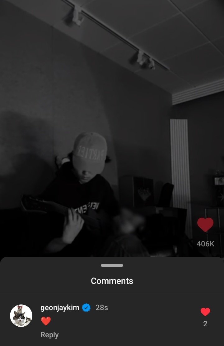 Geonjae liked and commented under HAN's guitar cover of 'NO PAIN'! #HAN #한 #ハン @Stray_Kids