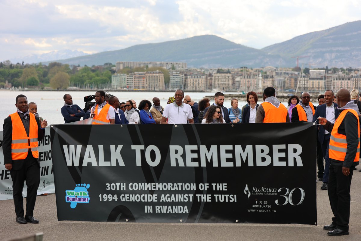 RwandaInGeneva's tweet photo. This morning in Geneva, Amb. @NgangoJ5 joined Diplomatic Corps accredited to #UNOG, members of the Rwandan Community in Switzerland &amp; Friends of Rwanda for a #Walk2Remember procession to honor more than one million lives lost during the 1994 Genocide against the Tutsi. #Kwibuka30 https://t.co/vplnHfSnZY