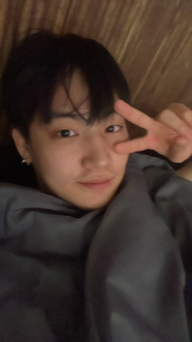 Wow we finally got a selfie from him, i missed his mochi cheekies 🥺🩵 #JAYB #제이비 @jaybnow_hr